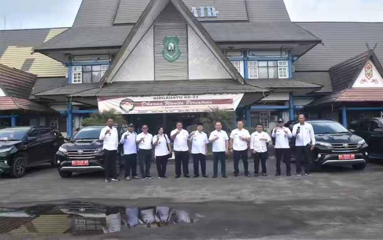 Sejumlah Camat di Kapuas Terima Mobil Dinas Baru