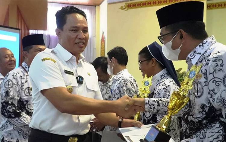 Bupati Lamandau: Guru Sebagai Ujung Tombak Pendidikan  ?