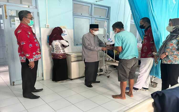 Baznas Kapuas Beri Bantuan kepada Pasien Kurang Mampu yang Dirawat di RSUD