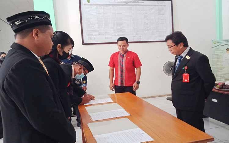 Sekda Barito Timur Lantik 3 Pejabat Administrator di Disdukcapil