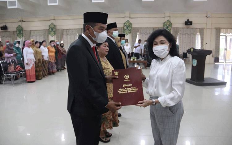 Ratusan ASN Pemkab Pulang Pisau Terima Satyalencana Karya Satya
