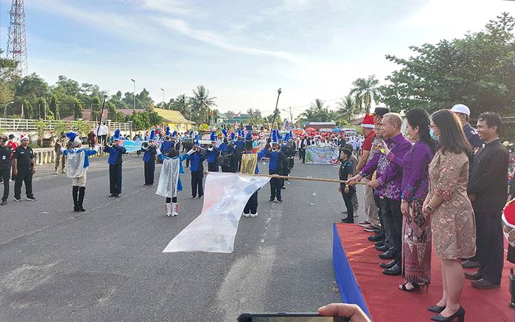 Ribuan Umat Kristiani di Kapuas Antusias Ikuti Pawai Lilin