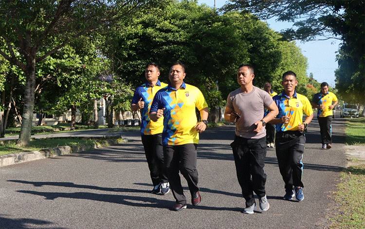 Tingkatkan Daya Tahan Tubuh, Kapolres Seruyan Olahraga Bersama