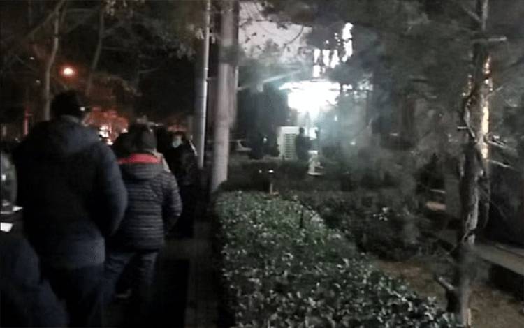 Flu Mulai Mewabah, Antrean Panjang Warnai Apotek di Beijing