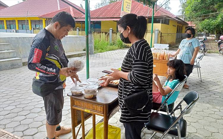 Bupati Barito Timur Sambangi Bazar Mini UMKM di Taman Nansarunai
