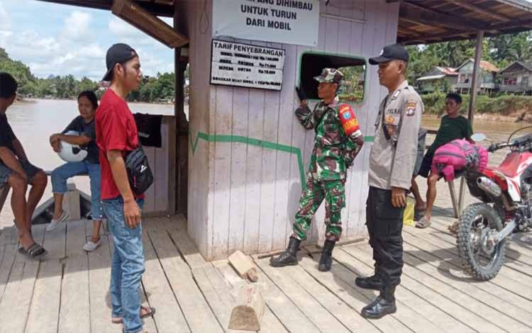 Personel Polsek Kapuas Hulu Berikan Imbauan Keselamatan ke Feri Penyeberangan