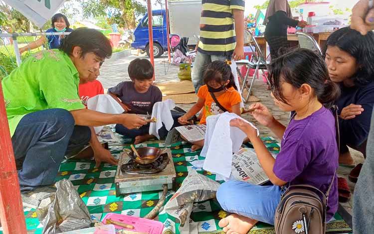 Anak-Anak Belajar Batik Tulis di Bazar Mini UMKM Tamiang Layang