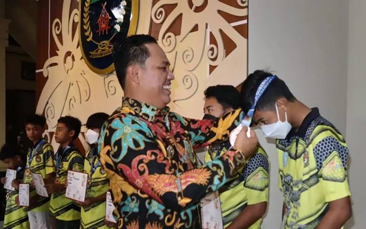 Bupati Lamandau Berikan Bonus Atlet Taekwondo Peraih Medali