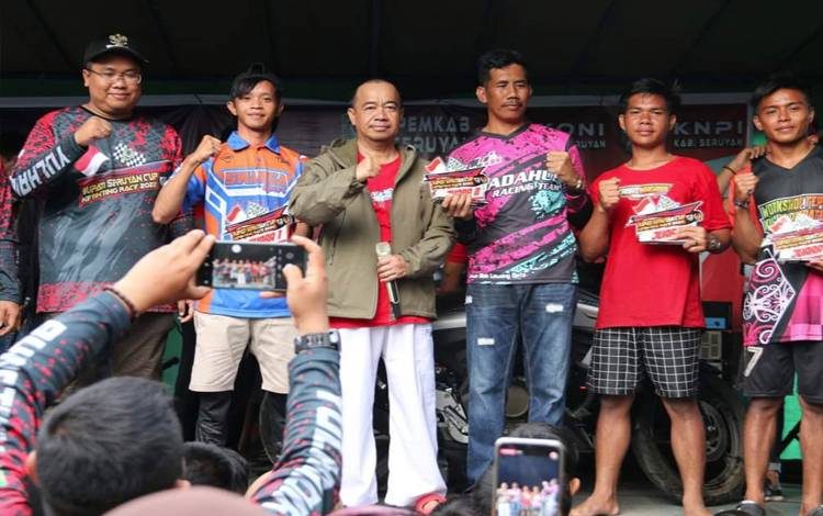 Yulhaidir Tutup Lomba Balap Ketinting di Pembuang Hulu