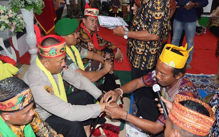 Kapolres Lamandau Dianugerahi Gelar Adat