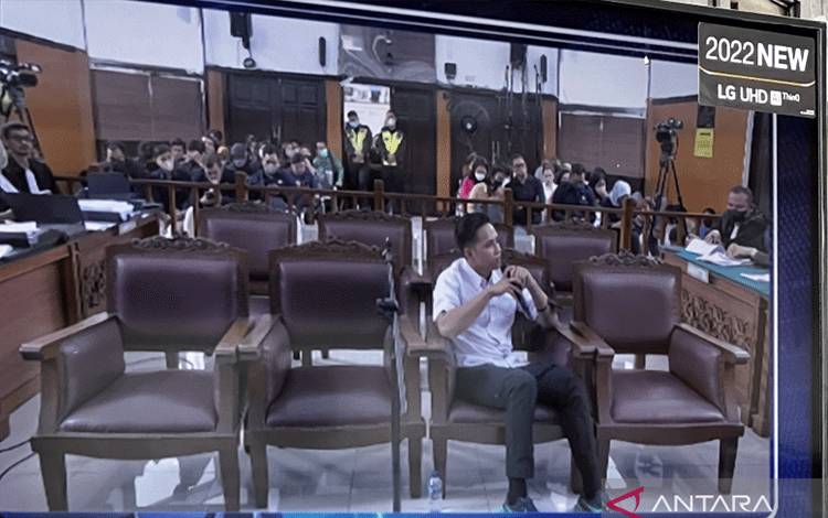 Eliezer Tunjukkan Bukti Foto Sambo Memberikan HP Usai Pembunuhan