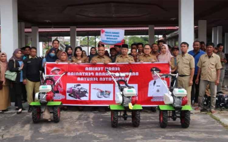 Pacu Pembangunan Sektor Pertanian, Bupati Seruyan Serahkan Alsintan