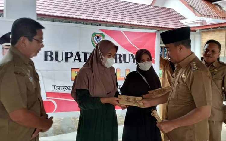 Bupati Seruyan Serahkan Santunan untuk Warga Terdampak Kebakaran