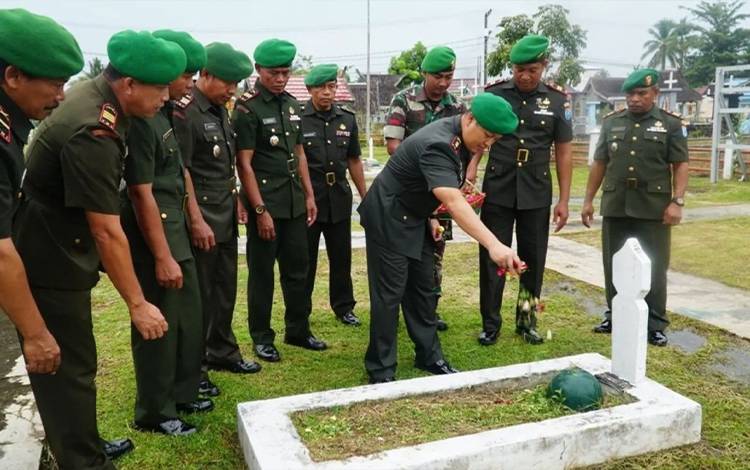 Dandim 1011 Kuala Kapuas Pimpin Ziarah ke TMP Peringati Hari Juang TNI AD