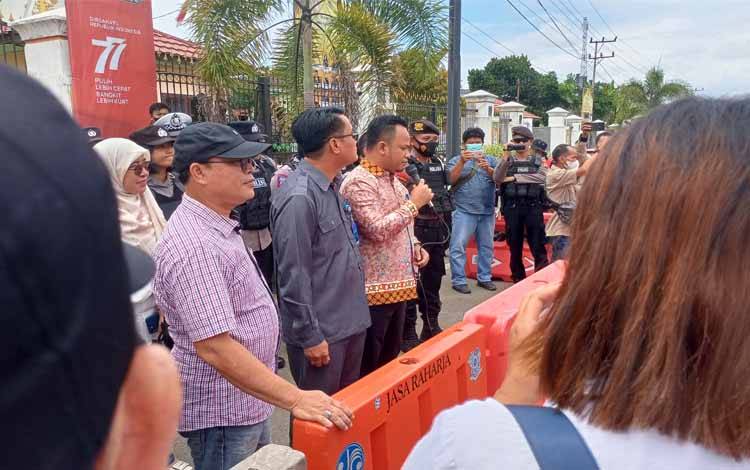 Pimpinan DPRD Barito Timur Terima Perwakilan Pengunjuk Rasa Forum Sertifikasi Guru