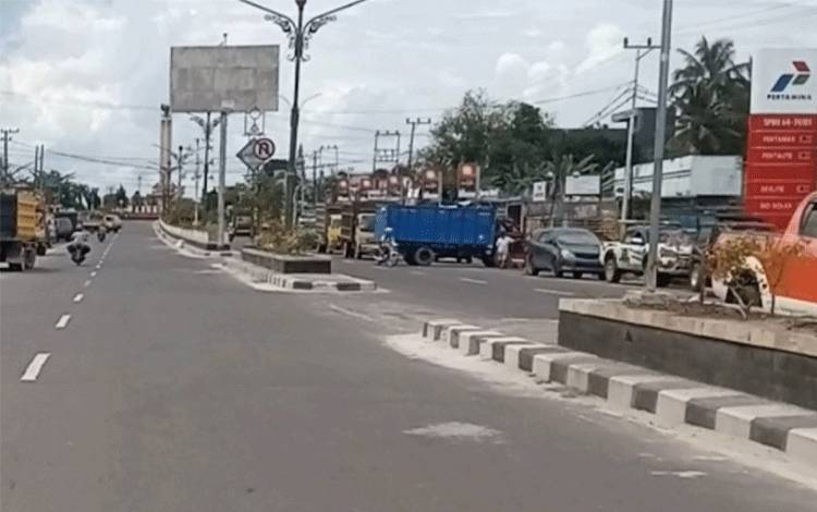 Antrean Kendaraan hingga Dua Jalur di Sekitar SPBU Depan Kampus Untama Sempitkan Badan Jalan