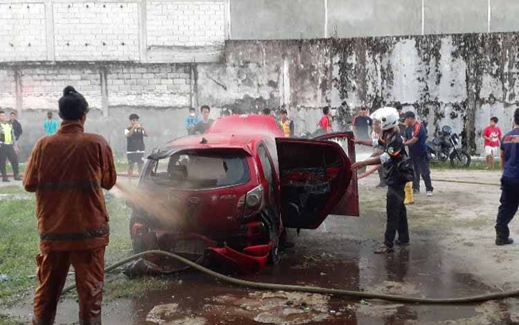 Sebuah Mobil Terbakar Akibat Bakar Sampah