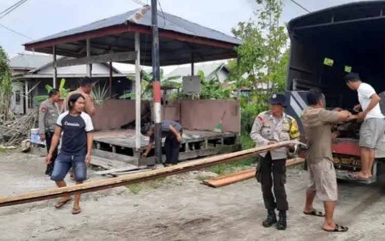 Polresta Palangka Raya Salurkan Bantuan Perbaikan Pos Siskamling di Katimpun