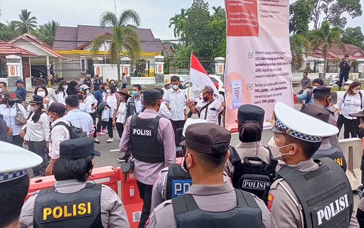 Polres Barito Timur Lakukan Pengamanan Unjuk Rasa Forum Sertifikasi Guru