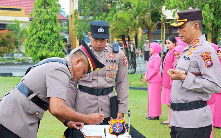 2 Kasat dan 2 Kapolsek Jajaran Polresta Palangka Raya Berganti