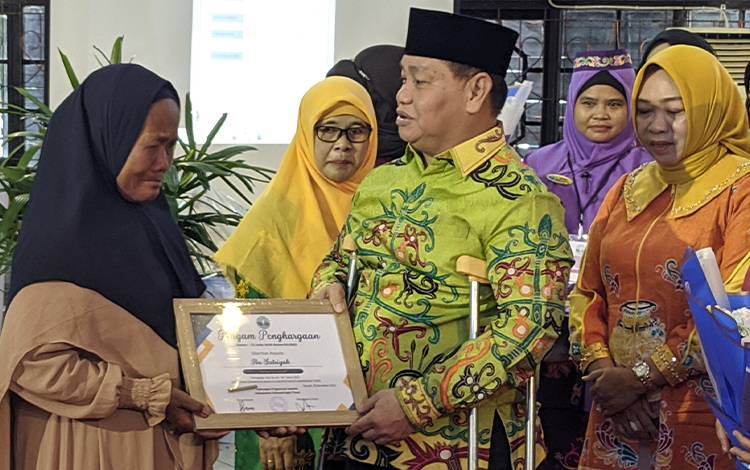 Wanita Ini Berhasil Didik Anaknya Hingga S2 di UI Meski Hanya Penjual Sayur