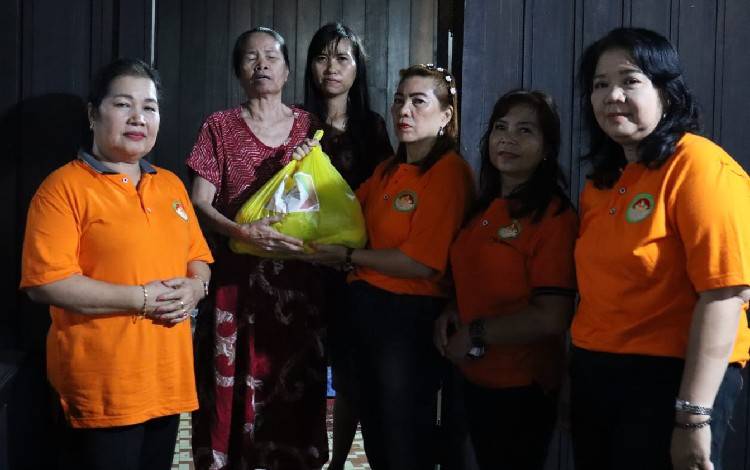 DWP Gunung Mas Gelar Bakti Sosial Bagi-bagi Paket Sembako