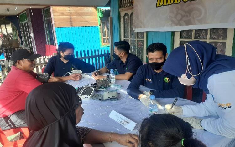Bidokes Polda Kalteng Berikan Layanan Kesehatan Gratis di Putun