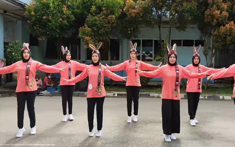 Persiapan Survei Akreditasi, Pegawai RSUD Kapuas Ikuti Lomba Senam Cuci Tangan