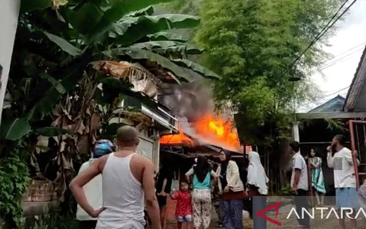 Sebuah Kebakaran Sebabkan Seorang Penghuni Rumah Tewas
