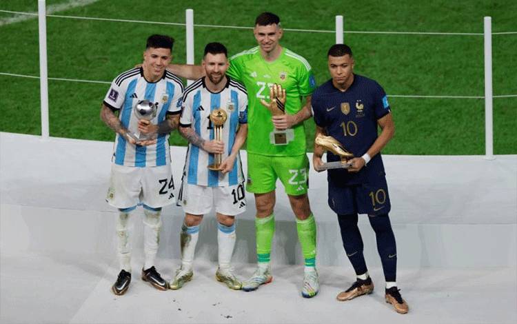 Messi Pemain Terbaik Raih Bola Emas, Mbappe Kebagian Sepatu Emas