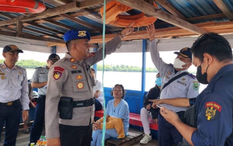 Satpolairud Polres Kapuas dan Dishub Cek Kelaikan Feri Penyeberangan