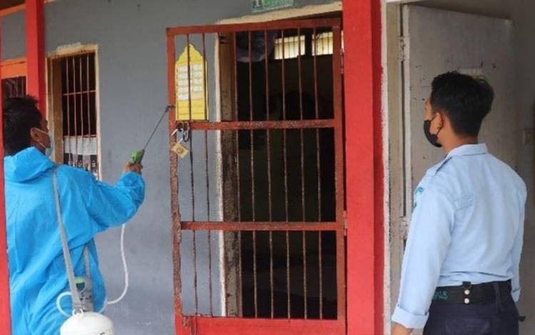 Kamar Hunian WBP Rutan Kapuas Disemprot Disinfektan