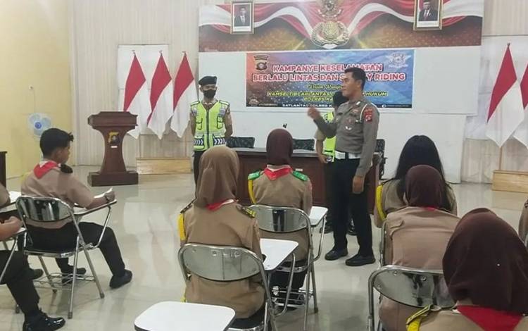 Satlantas Polres Kapuas Sosialisasikan Tertib Lalu Lintas ke Anggota Pramuka Saka Bhayangkara?