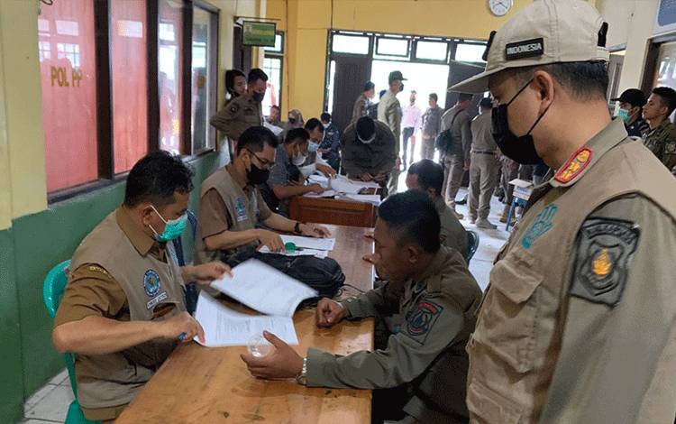 Cegah Penyalahgunaan Narkoba, Personel Satpol PP dan Damkar Kapuas Jalani Tes Urine