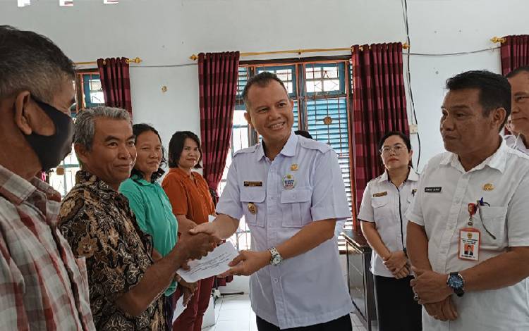 Ratusan Pelaku Usaha Perikanan di Gunung Mas Dapat BLT