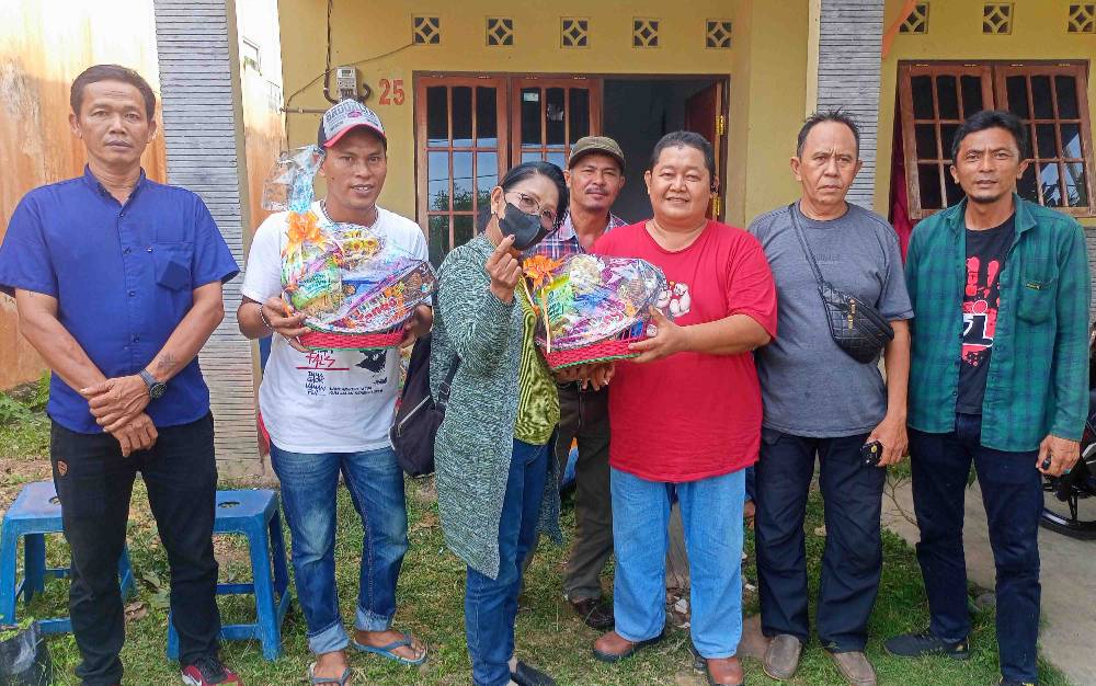 IWO Barito Timur Beri Bingkisan Natal ke Wartawan Janda
