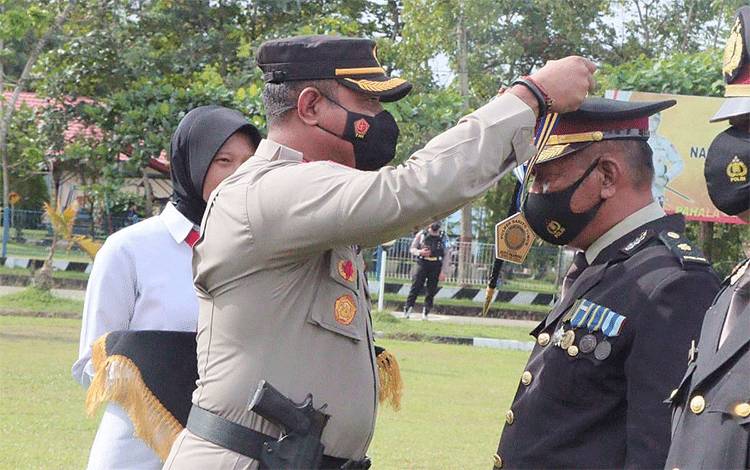 Kapolres Barito Timur Lepas 2 Personel Masuki Purnabakti
