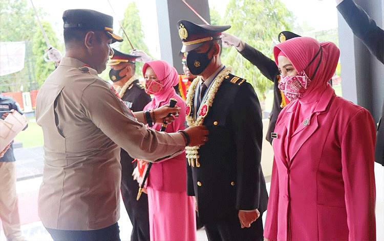 Polres Barito Timur Lepas Anggota Purnabakti dengan Prosesi Pedang Pora