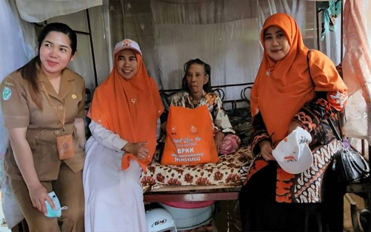 Momen Hari Ibu, Legislator Kapuas Ini Bersama BPKK PKS dan UPT PPA Berbagi Kasih dengan Para Ibu