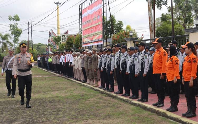 Kapolres Kapuas Pimpin Apel Gelar Pasukan Ops Lilin Telabang Pengamanan Nataru, Ini Pesannya