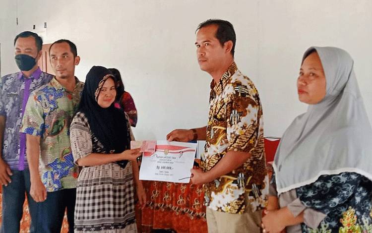 424 Keluarga di Kecamatan Paju Epat Terima BLT BBM