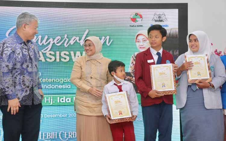 Menaker Serahkan Beasiswa untuk 221 Pelajar