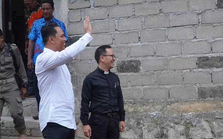 Tinjau Pembangunan Gereja di Rimba Jaya, Ini Kata Bupati Lamandau