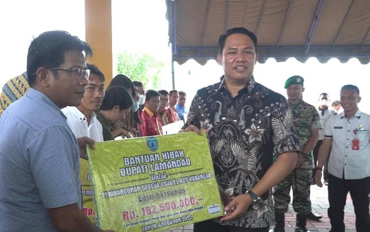 Bupati Lamandau Salurkan Hibah Pembangunan Gereja  ?