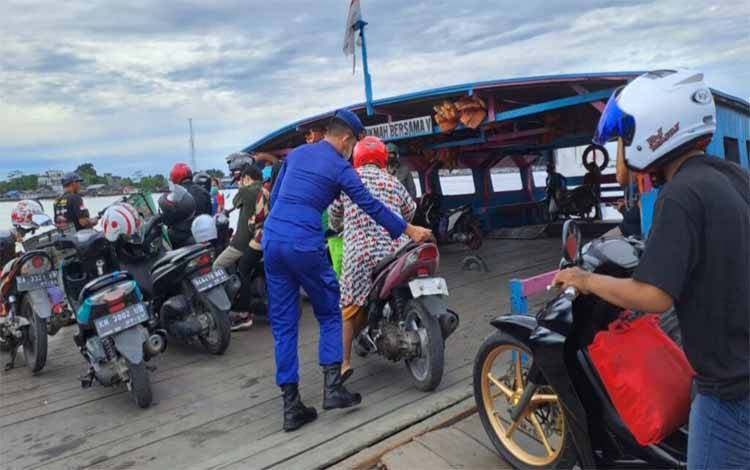 Personel Satpolairud Polres Kapuas Bantu Pengaturan Penumpang di Feri Penyeberangan