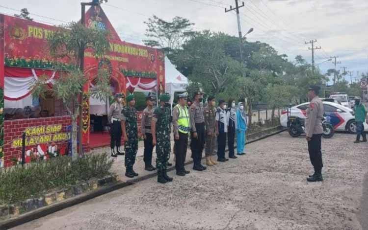 Siap Layani Pengguna Jalan, Personel Gabungan Standby di Pos Terpadu Operasi Lilin Telabang di Kapuas