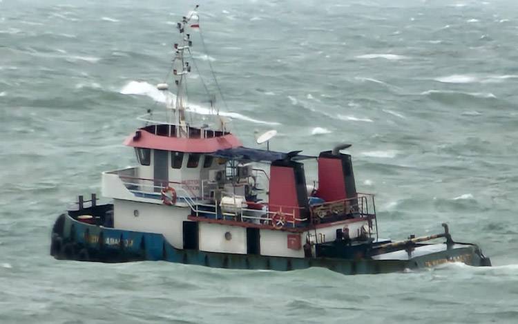 Awak Kapal Pesiar MV Coral Geographer Evakuasi ABK Tugboat Putra Abadi 77 di Perairan Kumai