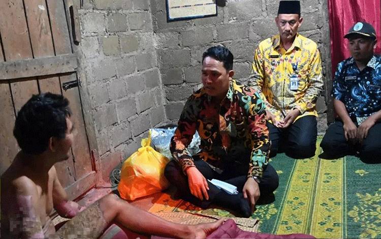 Bupati Lamandau Kunjungi dan Berikan Bantuan kepada Warga