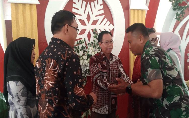 Warga Hadiri Open House Natal? Keluarga Bupati Katingan
