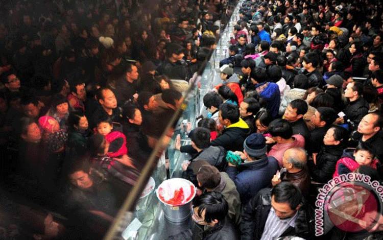 Warga China Berburu Tiket Kereta Mudik Tahun Baru Imlek